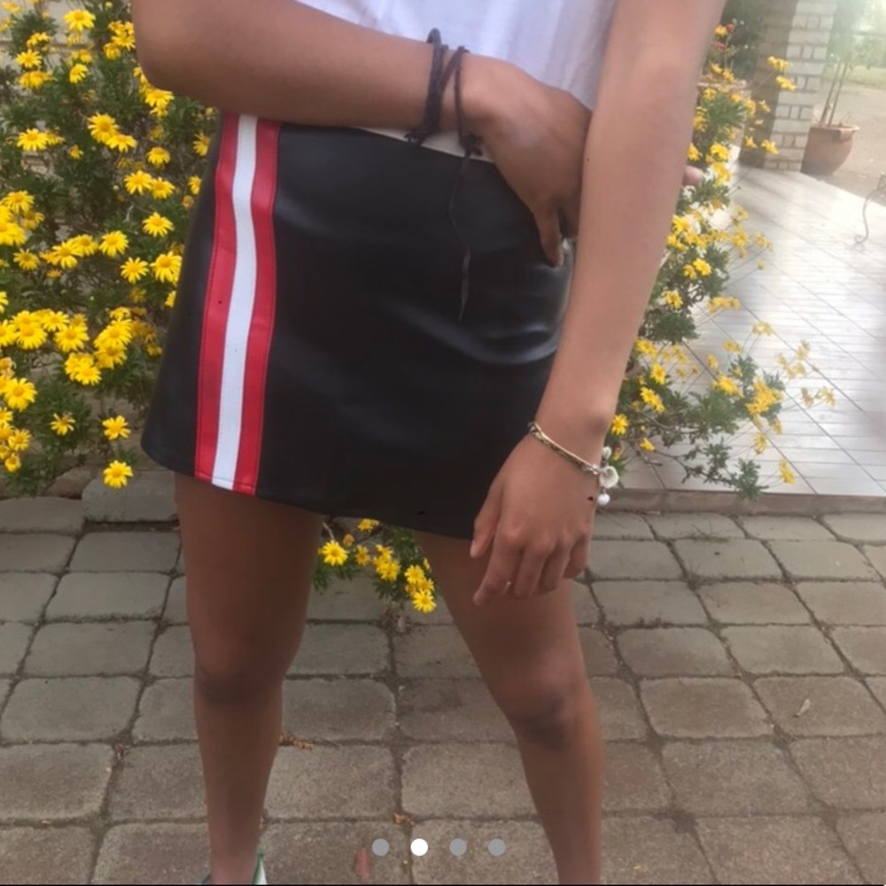 PLEATHER SKIRT - Picture 2 of 4